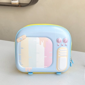 Vue détaillée d'un sac à dos enfant TV rétro bleu avec écran coloré et fermeture éclair