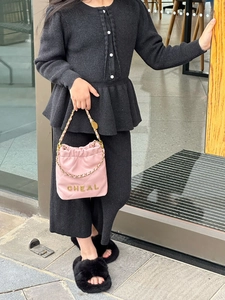 Detailansicht der rosa gesteppten Beuteltasche für Kinder mit Goldkette und Logo