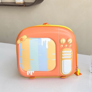 Vue détaillée du sac à dos rigide orange rétro en forme de téléviseur pour enfants