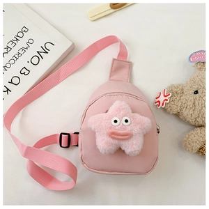 Dettaglio del marsupio rosa per bambini con stella di peluche e tracolla