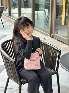 Detailaufnahme einer rosa gesteppten Beuteltasche mit goldener Kette für Kinder