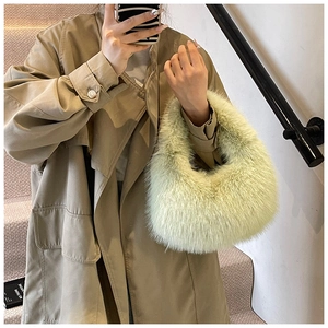 Détail du sac hobo en fausse fourrure vert clair montrant sa texture douce d'hiver
