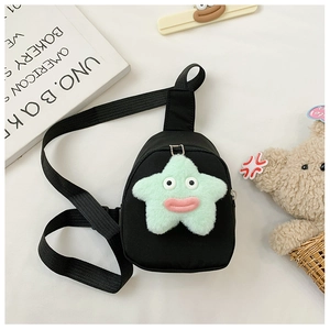 Dettaglio borsa a tracolla nera in tela per bambini con ciondolo a stella in peluche
