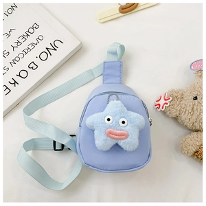 Dettaglio del borsello azzurro per bambini con ciondolo a stella in peluche e tracolla