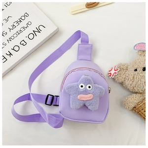 Dettaglio del borsello viola per bambini con stella di peluche e tracolla regolabile