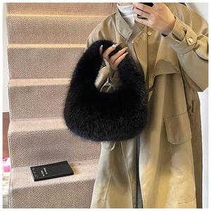 Gros plan sur la texture d'un sac à main en fausse fourrure noire à poils longs