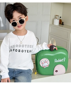 Dettaglio dello zaino rigido verde per bambini con motivo a coniglio e maniglia