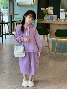 Details der weißen Stepptasche mit Kette und lila Fleece-Sweatshirt für Kinder