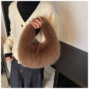 Détail du sac hobo en fausse fourrure marron porté par un mannequin en tenue décontractée