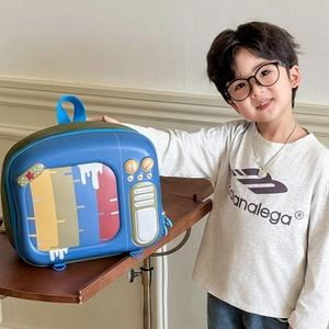 Sac à dos enfant en forme de télévision bleu et vert porté par un petit garçon
