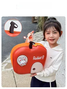 Dettaglio dello zaino per bambini a forma di mela rossa con ricamo a coniglio