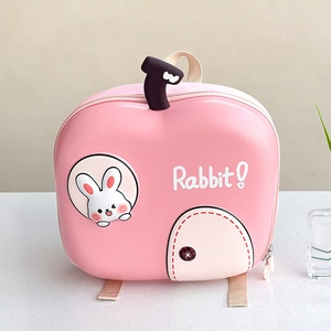 Dettaglio dello zainetto rosa a forma di mela per bambini con grafica a coniglio e manico