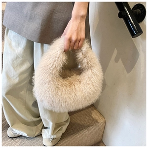Gros plan d'un sac à main en peluche beige doux en fausse fourrure pour l'hiver