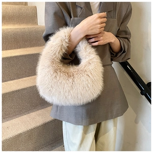 Détail de la texture en fausse fourrure beige sur un sac à main hobo pour femme