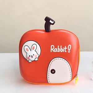 Dettaglio dello zaino rosso a forma di mela per bambini con guscio rigido e stampa coniglio