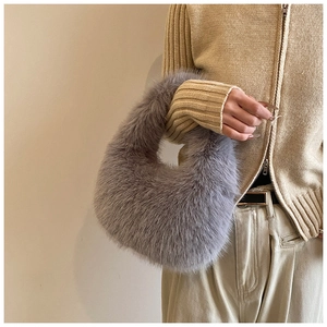 Détail d'un sac à main gris en fausse fourrure avec une texture douce pour l'hiver