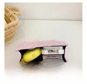 Capacité interne du sac bandoulière en dentelle rose avec chaîne dorée et accessoires
