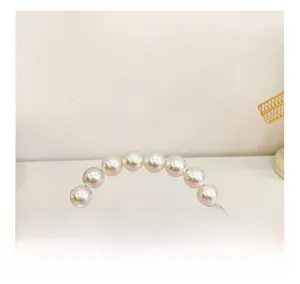 Détail du sac en dentelle rose avec une poignée en perles élégantes au design sophistiqué