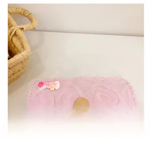 Détail de fleurs roses 3D en tulle sur sac avec fermoir doré et pendentif LOVE