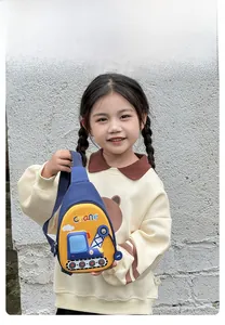 Détail du sac de poitrine léger 0,1KG pour enfants avec motif pelleteuse bleu et jaune