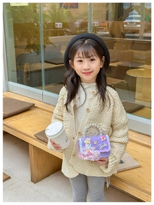 Détail du sac de princesse violet pour enfant avec lettrage Love et poignée en perles