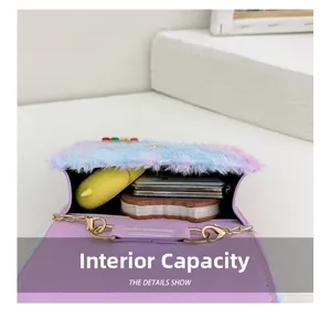 Capacité interne du mini sac en peluche violet avec espace pour accessoires