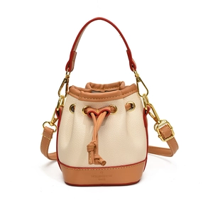 Sac seau enfant avec cordon de serrage en cuir ivoire et marron et bords rouges