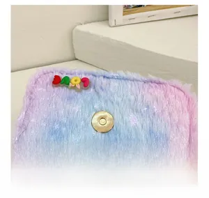 Gros plan du mini sac peluche dégradé avec breloques LOVE et fermoir magnétique doré