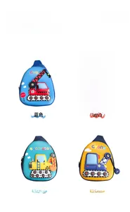 Détail de sacs de poitrine 3D en EVA imperméable avec motifs de véhicules de chantier gaufrés