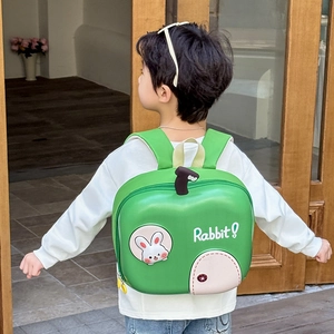 Zaino rigido verde per bambini con carino motivo a coniglio indossato da un modello