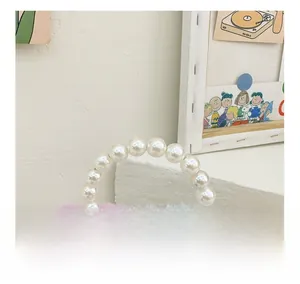 Détail du sac en peluche dégradé avec poignée en perles et appliqué nuage arc-en-ciel coloré
