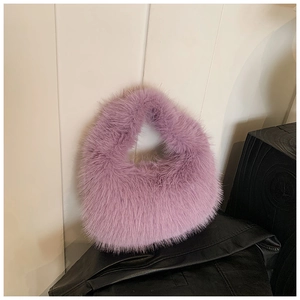 Détail de la texture en fausse fourrure lavande d'un sac à main en peluche demi-lune