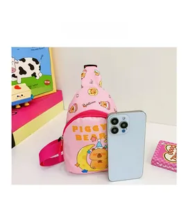 Sac de poitrine rose pour enfants avec imprimé Piggy Bear à côté d'un smartphone pour la taille