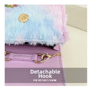Détails du sac en peluche avec boucle magnétique et crochet amovible doré