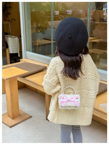 Détail du sac à bandoulière pour fille avec poignée en perles et nœud en dentelle