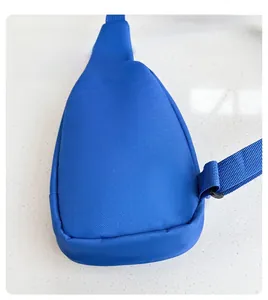 Détail du sac de poitrine bleu montrant le dos rembourré pour un soulagement de la pression