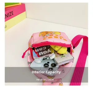 Capacité interne du sac banane rose pour enfant avec rangement pour téléphone et porte-carte