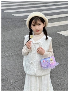 Détail d'un mini sac en peluche dégradé violet avec poignée en perles pour enfant