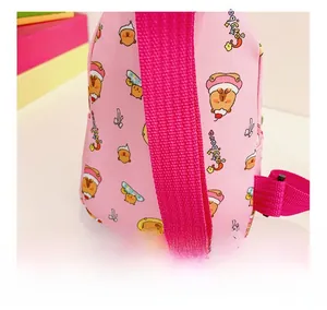Détail du sac de poitrine rose Capybara pour enfants avec large bandoulière tissée