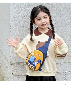 Fille portant un sac de poitrine grue de dessin animé avec sangle réglable sur mur blanc