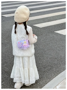 Détail du sac en peluche dégradé avec poignée en perles et motif princesse