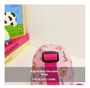 Détail de la bandoulière rose réglable et de la boucle du sac à dos enfant