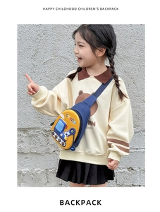 Détail de la bandoulière réglable et du design grue sur ce sac rigide pour enfant
