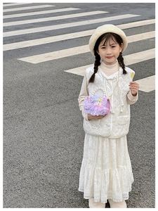 Détail du mini sac de princesse violet avec perles, dentelle et chaîne en extérieur