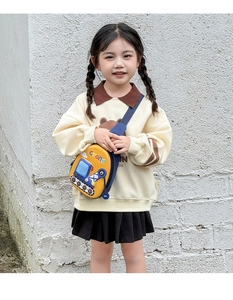 Détail du sac enfant en forme de grue jaune avec bandoulière bleue et motif dessin animé
