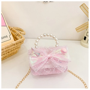 Détail du sac de princesse rose avec perles, paillettes, dentelle et breloque sirène