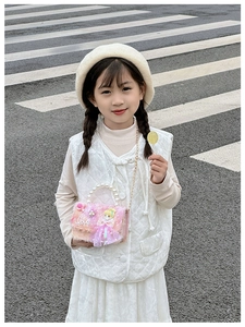 Sac enfant en peluche rose avec princesse en tulle et poignée en perles dehors