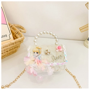 Détail du sac princesse en dentelle avec poignée perle, chaîne dorée et personnage