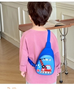 Sac poitrine bleu enfant avec imprimé grue porté par un enfant pour un style tendance
