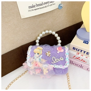 Détail du petit sac violet pour fille avec poignée en perles et fleurs en dentelle